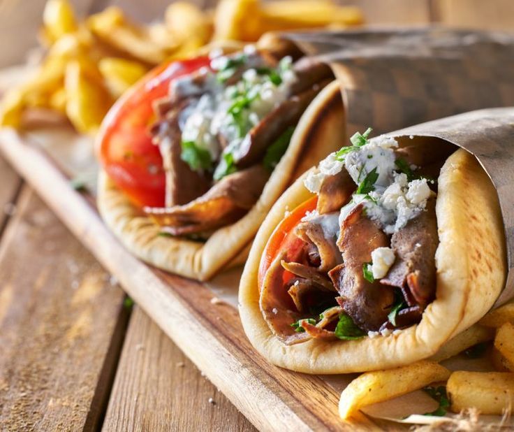Γύρος χοιρινός πίτα με πατάτες — Beach & Grill Κατερίνη